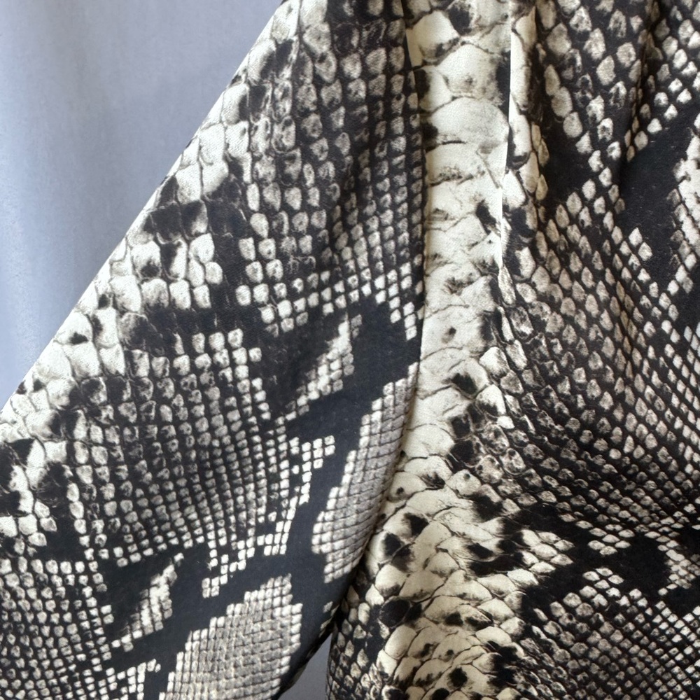 Jones of New York Snakeskin Long Sleeve Button‎ Front Blouse size 14 - Picture 4 of 10